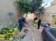 بالصور: لجنة الزكاة في اللد تستقبل شاحنات مواد تموينية وخضار 